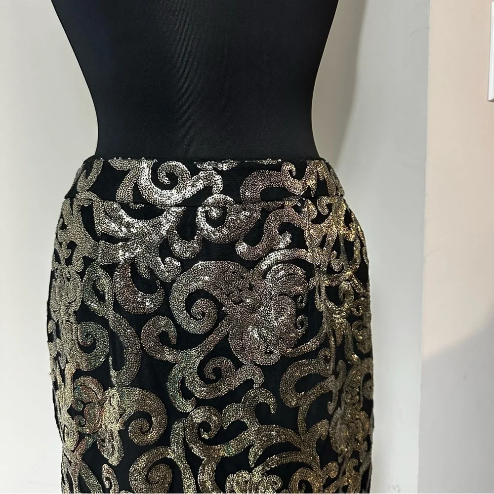 Forever21 Contemporary Black w/Gold Sequins Skirt in Size Large - Picture 2 of 6